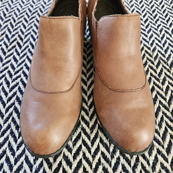 BORN 'Rissa' Handcrafted Footwear Tan Leather Short-Heeled Ankle Boots: Size 9 - Picture 2 of 12